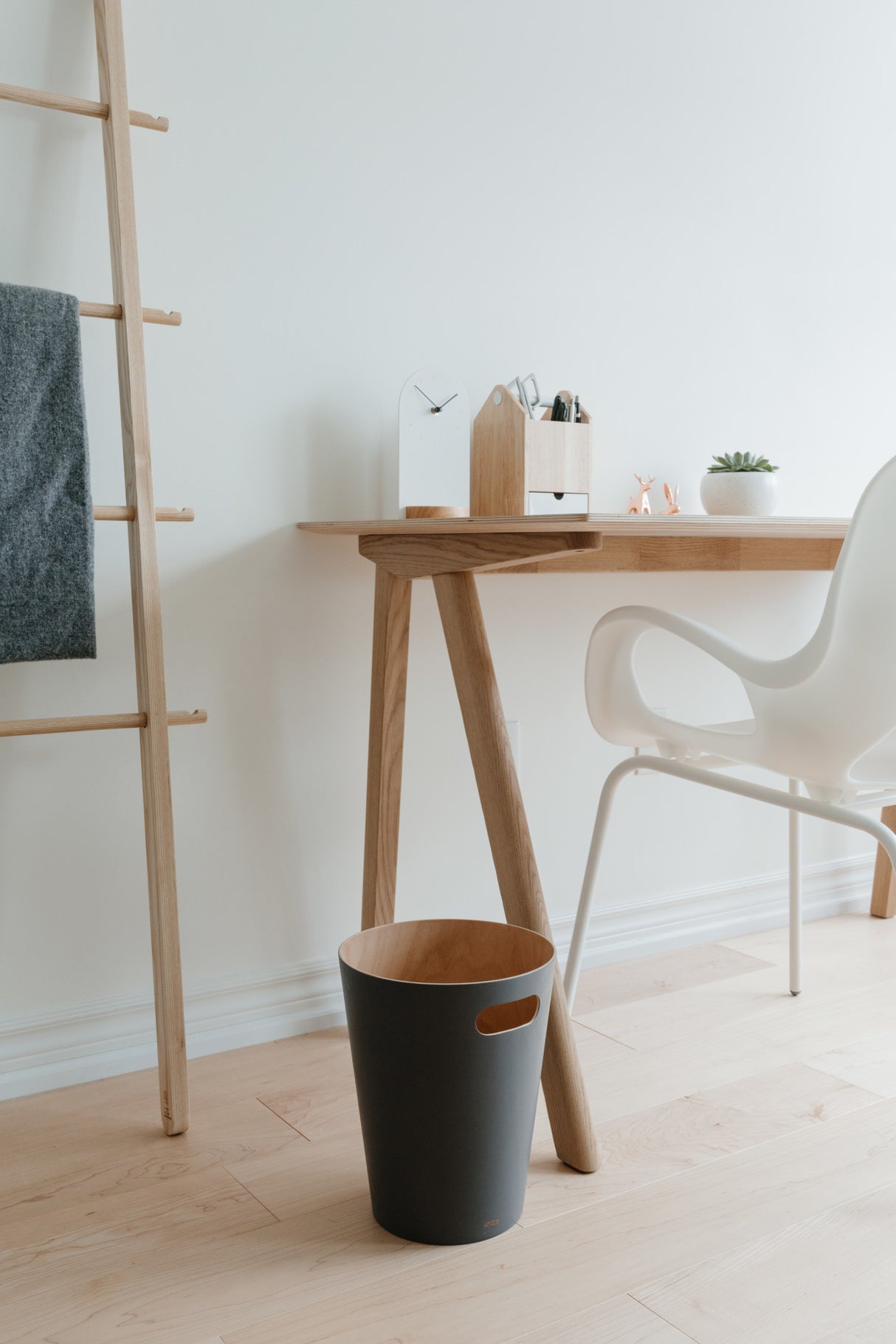 Bathroom Trash Cans | color: Natural-Charcoal | https://player.vimeo.com/video/405876429